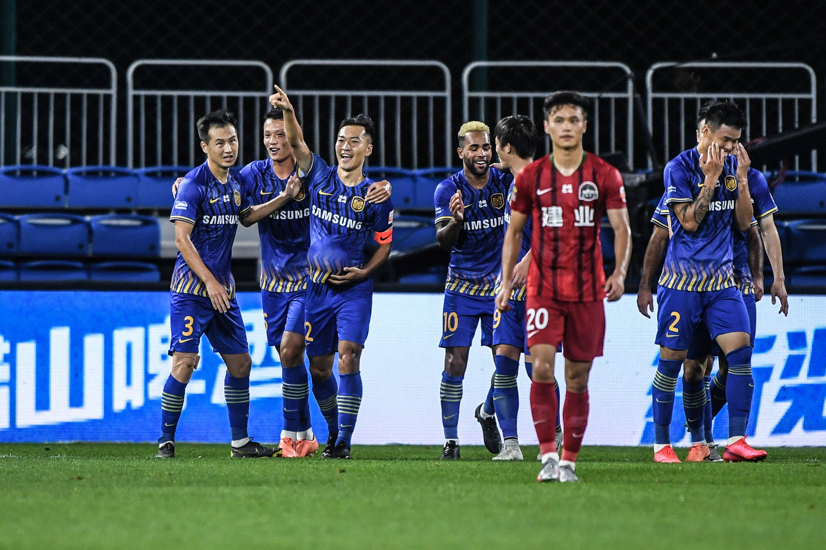 情势严峻！一支中超劲旅在比赛中重挫对手的简单介绍