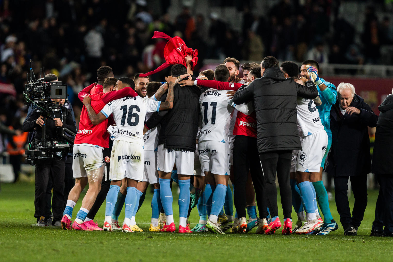 包含精彩足球比赛场面惊心动魄，球员拼尽全力的词条