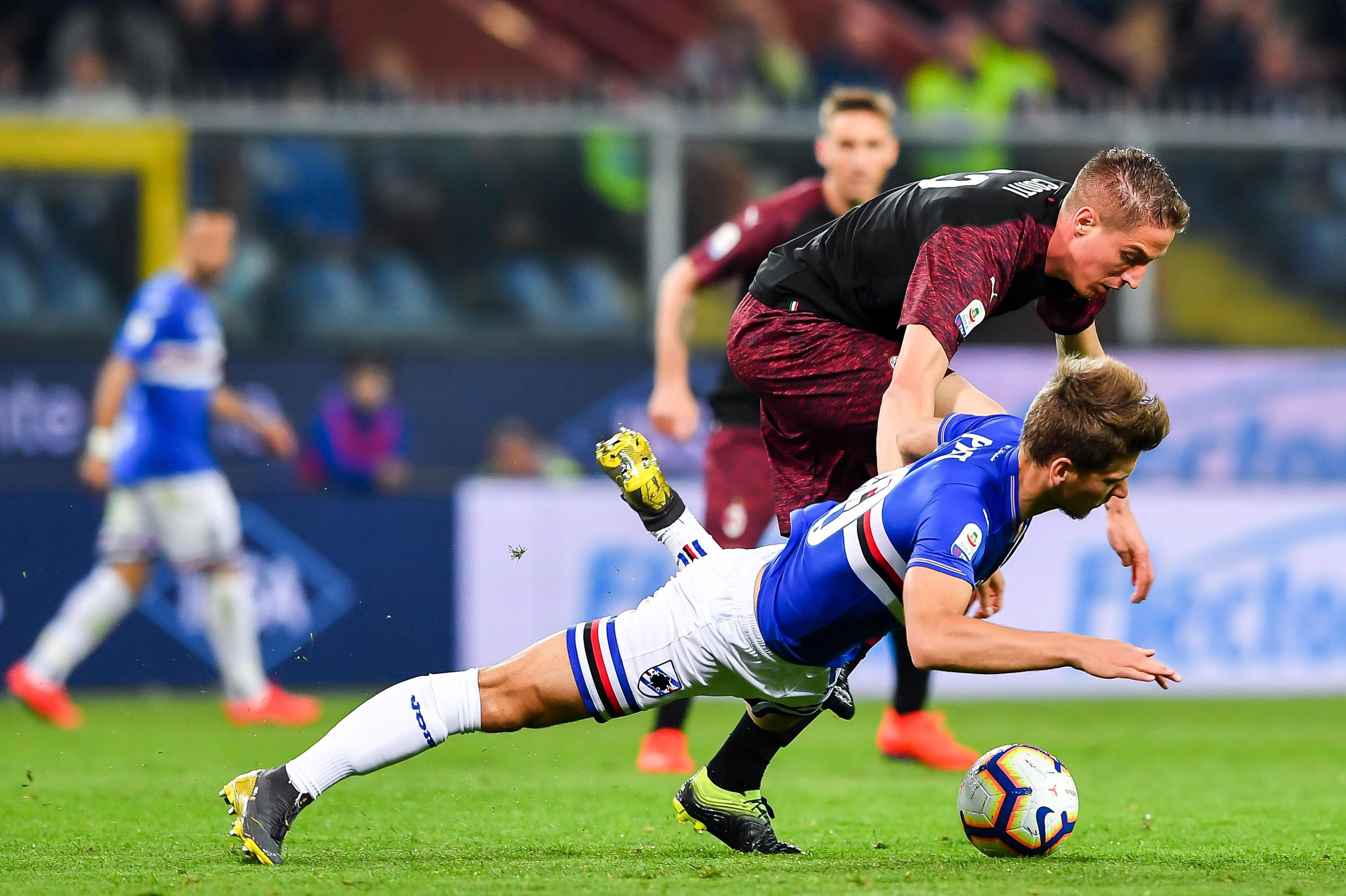 包含精彩足球比赛场面惊心动魄，球员拼尽全力的词条