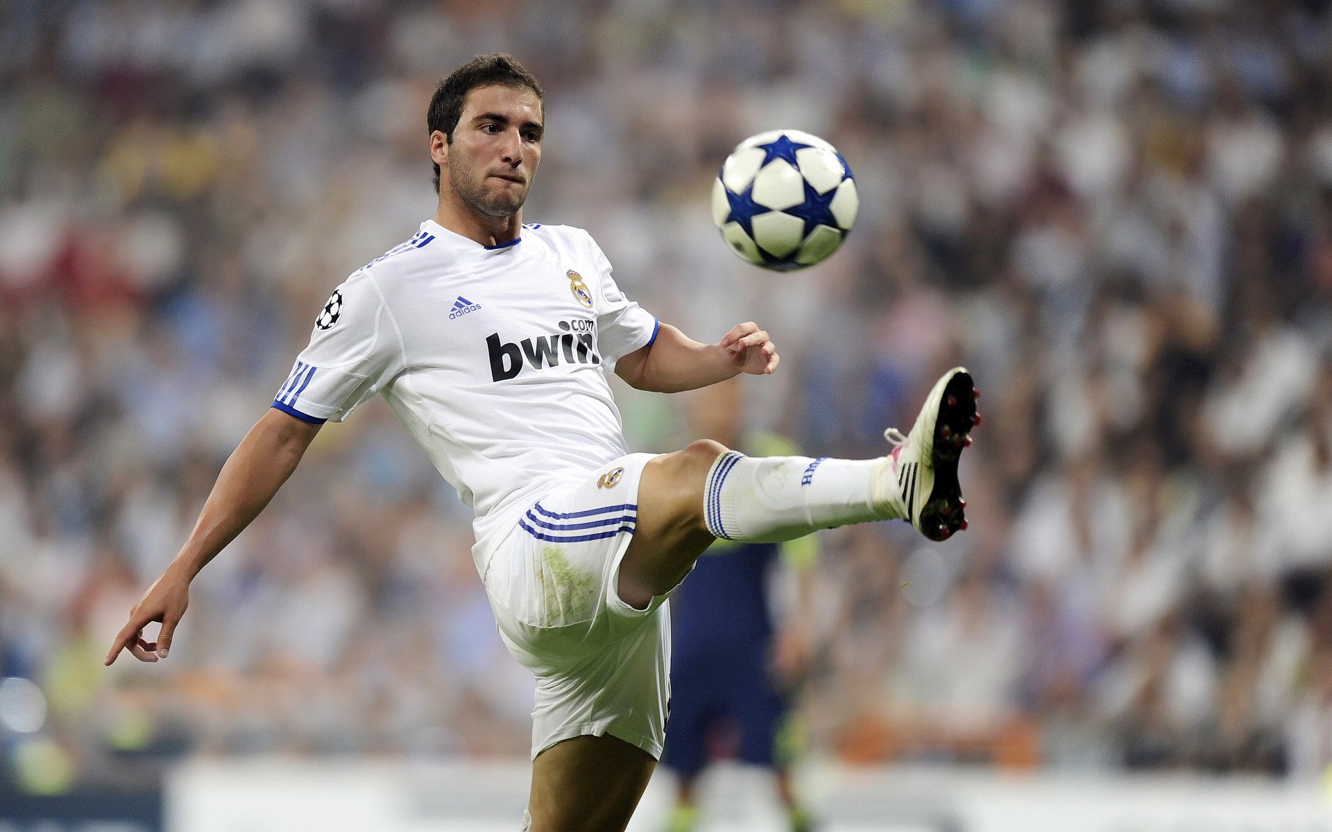 开云体育直播-红蓝之盾，桑巴之心，当孔德在巴萨的夜色中跳起巴西探戈