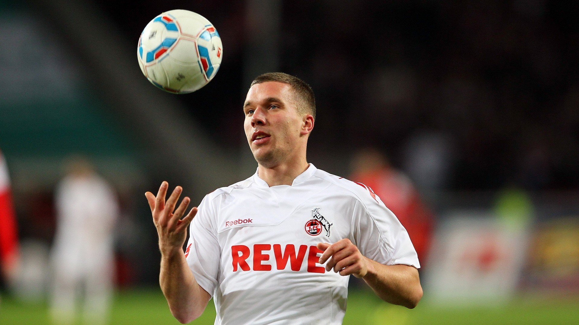 冰与火的较量，莱万一锤定音，爱尔兰硬仗中破冰前行